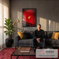 Close do capô vermelho de carro esportivo com emblema amarelo de cavalo empinado, quadro decorativo