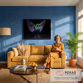 Pássaro de penas iridescentes verde e roxo com asas abertas sobre fundo preto, quadro decorativo