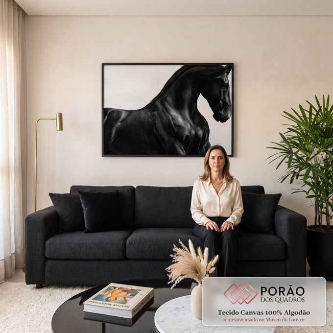 Quadro Decorativo Grande Cavalo em Movimento para Sala Preto | quadros decorativos para sala de estar | cavalo preto em close com crina ao vento sobre fundo branco | em ambiente 3 | Porao dos Quadros
