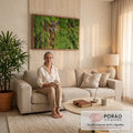 Coruja-real de olhos laranja intensos escondida entre galhos verdes de pinheiro, quadro decorativo