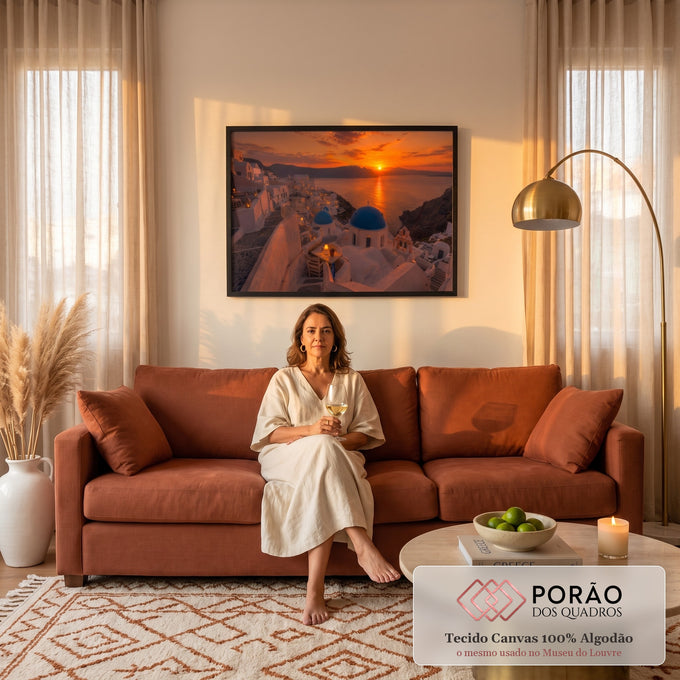 Quadro Decorativo Grande Pôr do Sol Santorini para Sala | quadros decorativos para sala de estar | vista de Santorini ao pôr do sol com cúpulas azuis e mar laranja | em ambiente 3 | Porao dos Quadros