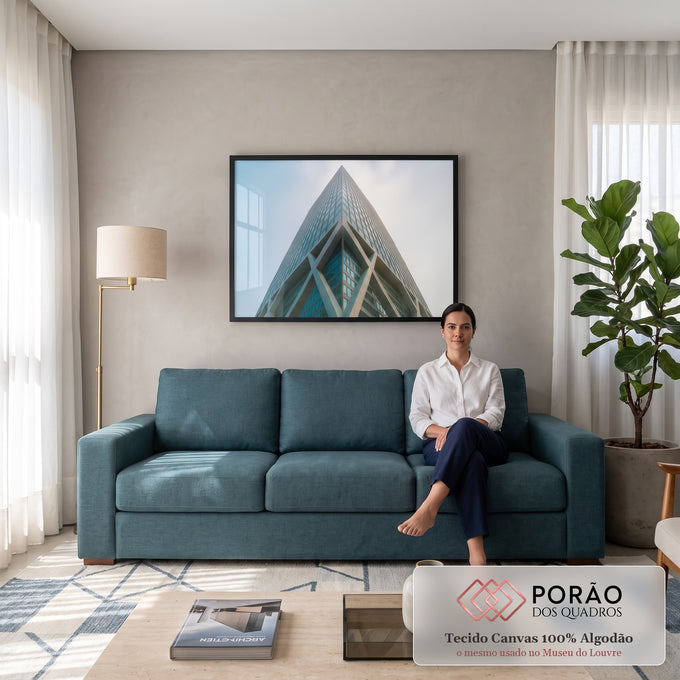 Arranha-céu de vidro visto de baixo com estrutura diagonal em X sob céu azul claro, quadro decorativo