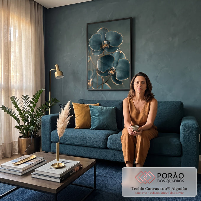 Quadro Decorativo Orquídea Azul Petróleo com Borda Dourada | quadros decorativos para sala de estar | orquídeas azul petróleo com bordas douradas em fundo escuro | em Quadros para Escritorio | Porao dos Quadros