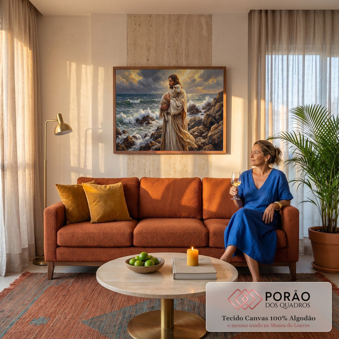 Quadro Decorativo Grande Jesus com Cordeiro Mar para Sala | quadros decorativos para sala de estar | homem de manto segura cordeiro branco em rochas à beira-mar com céu dourado | em ambiente 3 | Porao dos Quadros