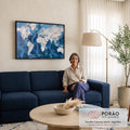 Quadro Decorativo Grande Mapa Mundi Sala para Sala Azul | quadros decorativos para sala de estar | mapa-múndi em relevo texturizado com continentes brancos e oceano em tons de azul | em ambiente 3 | Porao dos Quadros