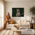 Leopardo de olhos azuis sentado em galho de árvore na selva verde, pintura realista, quadro decorativo
