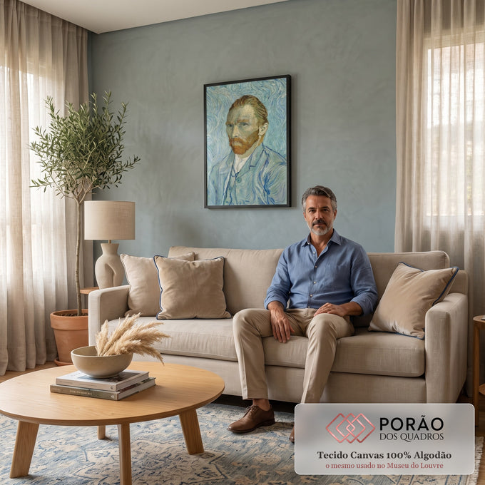 Quadro Decorativo Grande Autorretrato de van para Sala Azul | quadros decorativos para sala de estar | autorretrato de homem com barba ruiva e fundo azul em espirais | em ambiente 3 | Porao dos Quadros