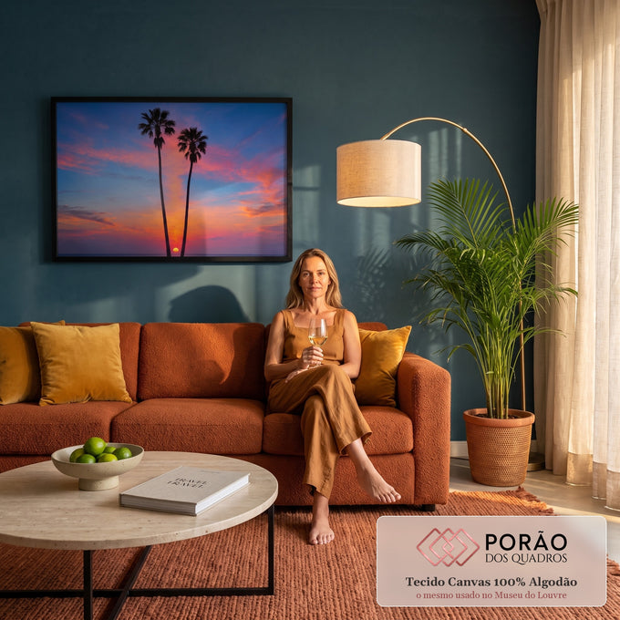 Quadro Decorativo Grande Duas Palmeiras Laranja para Sala | quadros decorativos para sala de estar | silhueta de duas palmeiras com pôr do sol laranja e rosa sobre o mar | em ambiente 3 | Porao dos Quadros