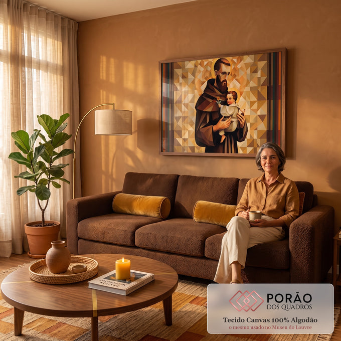 Quadro Decorativo Grande Santo com Criança para Sala Dourado | quadros decorativos para sala de estar | monge com auréola segurando criança sacra em mosaico geométrico dourado e marrom | em ambiente 3 | Porao dos Quadros