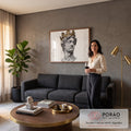 Quadro Decorativo Grande Busto Clássico para Sala Preto | quadros decorativos para sala de estar | busto clássico fragmentado em nanquim preto e branco com coroa dourada ornamentada | em ambiente 3 | Porao dos Quadros