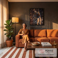 Tigre de perfil entre folhas secas, luz quente e fundo escuro na floresta, quadro decorativo