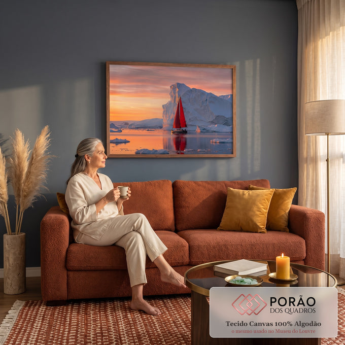 Quadro Decorativo Grande Veleiro de Velas para Sala Laranja | quadros decorativos para sala de estar | veleiro com velas vermelhas navegando entre icebergs sob céu de pôr do sol laranja | em ambiente 3 | Porao dos Quadros