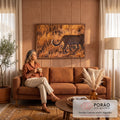 Leopardo de costas com a cauda erguida caminhando no capim dourado da savana ao entardecer, quadro decorativo