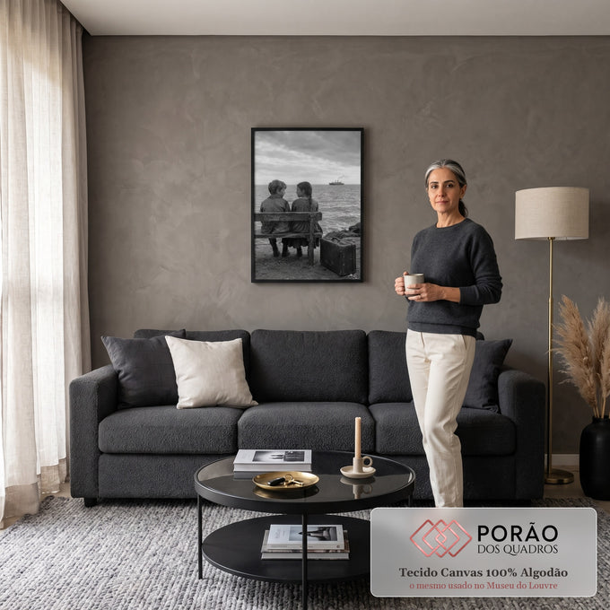 Menino e menina em banco de madeira à beira-mar, mala antiga e navio a vapor, foto P&B, quadro decorativo