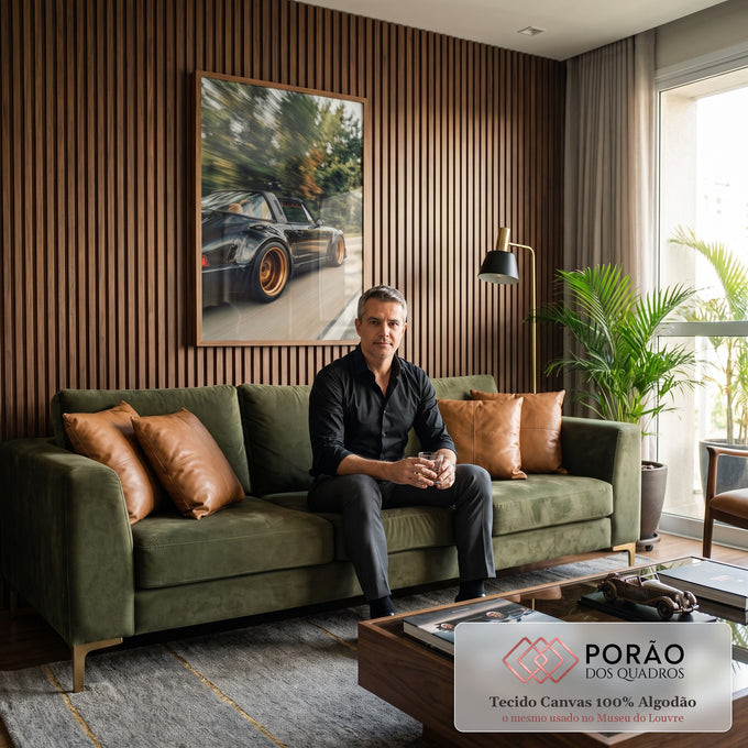 Porsche Targa preto com rodas bronze em alta velocidade, árvores desfocadas ao fundo, quadro decorativo