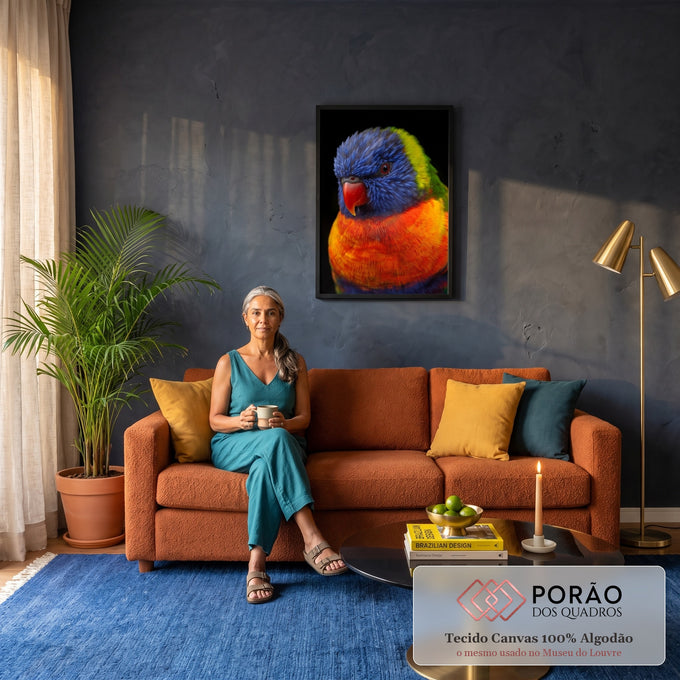 Quadro Decorativo Grande Papagaio Lóris para Sala Azul | quadros decorativos para sala de estar | papagaio lóris-arco-íris em close com cabeça azul, peito laranja e fundo preto | em ambiente 3 | Porao dos Quadros