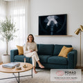 Prédios de vidro curvos em espiral vistos de baixo sob céu nublado, em tons azul-escuros, quadro decorativo