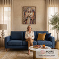 Quadro Decorativo Grande Nossa Senhora Dourado para Sala | quadros decorativos para sala de estar | Nossa Senhora em prece com manto em mosaico dourado e halo de vitral colorido | em ambiente 3 | Porao dos Quadros