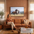 Cavalo castanho e cavalo pampa galopando em campo de grama dourada com montanhas, quadro decorativo
