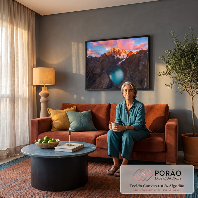 Quadro Decorativo Grande Lago Turquesa para Sala Azul | quadros decorativos para sala de estar | montanha nevada dourada ao pôr do sol com lago turquesa no vale | em ambiente 3 | Porao dos Quadros