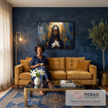 Quadro Decorativo Grande Nossa Senhora Lírios para Sala Azul | quadros decorativos para sala de estar | mulher negra de olhos fechados com véu escuro, auréola dourada e lírios brancos | em ambiente 3 | Porao dos Quadros