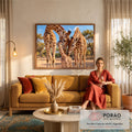 Quadro Decorativo Grande Família Savana para Sala Marrom | quadros decorativos para sala de estar | três girafas adultas acolhendo um filhote na savana sob céu azul | em ambiente 3 | Porao dos Quadros