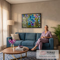 Orquídea turquesa com pintas roxas e gotas de orvalho entre folhas verdes, jardim desfocado, quadro decorativo