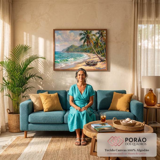 Quadro Decorativo Grande tela de pinturas para Sala Azul | quadros decorativos para sala de estar | praia tropical com mar turquesa, coqueiros inclinados e barco de madeira na areia | em ambiente 3 | Porao dos Quadros