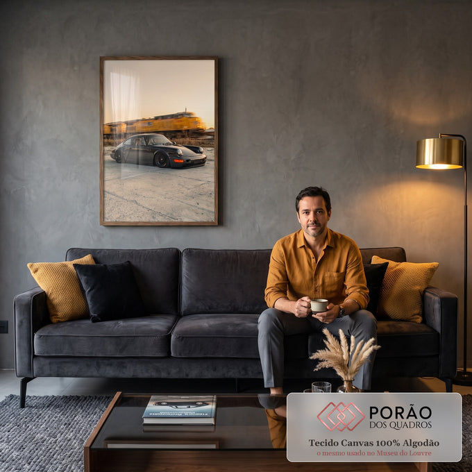 Porsche 911 preto rebaixado com trem amarelo desfocado ao fundo no pôr do sol, quadro decorativo