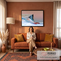 Quadro Decorativo Grande Penhasco Surreal para Sala Azul | quadros decorativos para sala de estar | figura solitária em penhasco com ondas de tinta colorida ao fundo | em ambiente 3 | Porao dos Quadros
