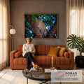 Leopardo com olhar fixo entre troncos de árvore, com folhagem e luz azul desfocada, quadro decorativo