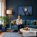 Quadro Decorativo Grande Lua Árvore Seca para Sala | quadros decorativos para sala de estar | lua cheia dourada entre galhos de árvore seca contra céu azul escuro | em ambiente 3 | Porao dos Quadros