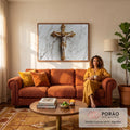 Crucifixo dourado ornamentado com Jesus Cristo em marfim sobre fundo de mármore branco, quadro decorativo