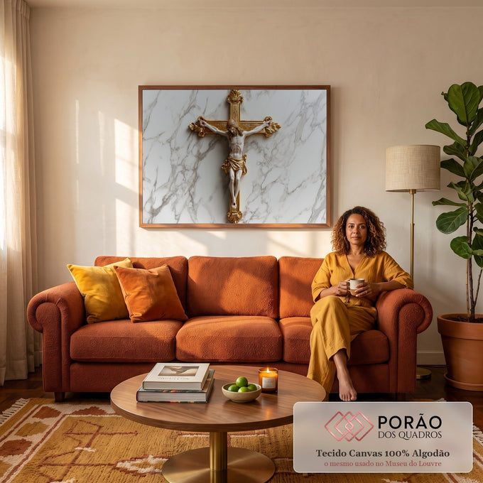 Crucifixo dourado ornamentado com Jesus Cristo em marfim sobre fundo de mármore branco, quadro decorativo