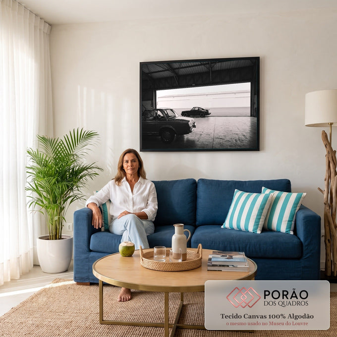Quadro Decorativo Grande Carros Clássicos para Sala Preto | quadros decorativos para sala de estar | dois carros clássicos em preto e branco dentro de um hangar industrial | em ambiente 3 | Porao dos Quadros