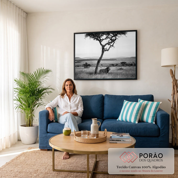 Leão africano de juba escura em pé no capim alto sob acácia na savana, em preto e branco, quadro decorativo