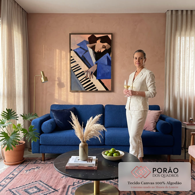 Quadro Decorativo Pianista Cubista de Blazer Azul | quadros decorativos para sala de estar | mulher tocando piano em estilo cubista com blazer azul e fundo rosa | em ambiente 3 | Porao dos Quadros