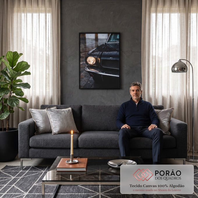 Frente de carro clássico preto molhado de chuva com farol aceso e para-choque cromado, quadro decorativo