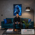 Piloto de Fórmula 1 de capacete e macacão escuro, envolto em fumaça azul neon, quadro decorativo