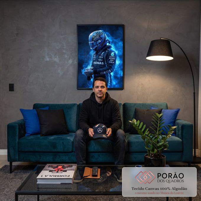 Piloto de Fórmula 1 de capacete e macacão escuro, envolto em fumaça azul neon, quadro decorativo