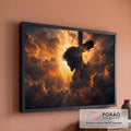 Jesus Cristo com coroa de espinhos diante da cruz entre nuvens douradas e raios de sol, quadro decorativo