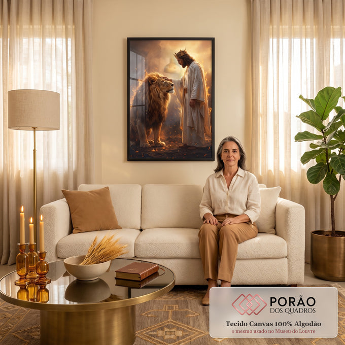 Quadro Decorativo Grande Rei Coroado para Sala Dourado | quadros decorativos para sala de estar | homem coroado de túnica branca toca a cabeça de um leão em meio a chamas douradas | em ambiente 3 | Porao dos Quadros