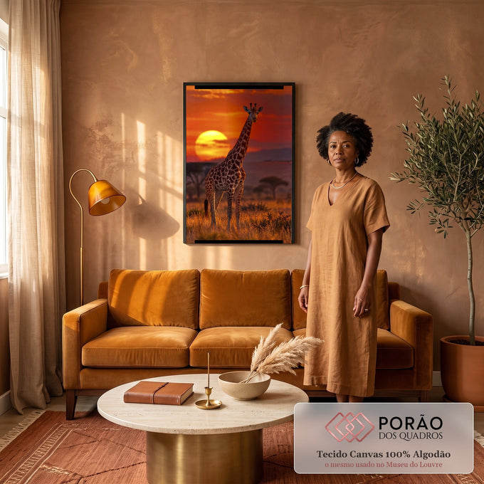 Girafa de pé na savana africana com sol amarelo gigante e céu laranja ao entardecer, quadro decorativo