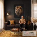 Retrato de leão com juba castanho-dourada e olhar de lado sobre fundo preto, quadro decorativo