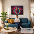 Pirâmide com neon ciano e rosa e janelas coloridas refletida na água sob céu roxo, quadro decorativo