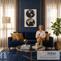 Quadro Decorativo Grande Mapa Mundi para Escritório Azul | quadros decorativos para sala de estar | mapa múndi em dois hemisférios dourados sobre fundo azul-marinho escuro | em ambiente 3 | Porao dos Quadros