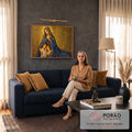 Quadro Decorativo Grande Virgem Maria para Sala Dourado | quadros decorativos para sala de estar | mulher com véu azul e auréola dourada abraçando duas crianças em fundo mosaico dourado | em ambiente 3 | Porao dos Quadros