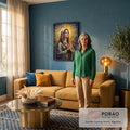 Nossa Senhora em oração em mosaico colorido com halo dourado e manto de pastilhas, quadro decorativo