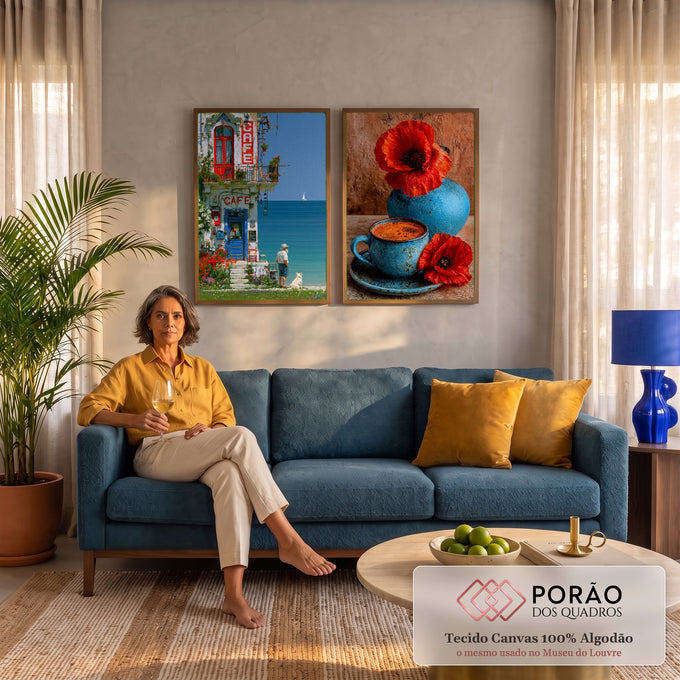 Quadro Decorativo Kit 2 Telas Café à Beira-Mar para Sala | quadros decorativos para sala de estar | café à beira-mar com homem e cão, xícara azul de café e papoulas vermelhas | em ambiente 3 | Porao dos Quadros