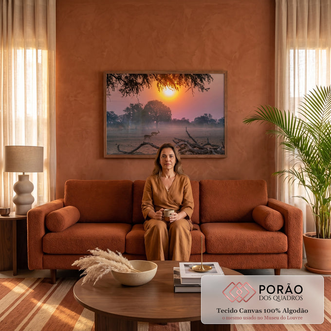 Quadro Decorativo Grande Impalas para Sala Laranja | quadros decorativos para sala de estar | dois impalas na savana africana ao pôr do sol com neblina e silhuetas de árvores | em ambiente 3 | Porao dos Quadros
